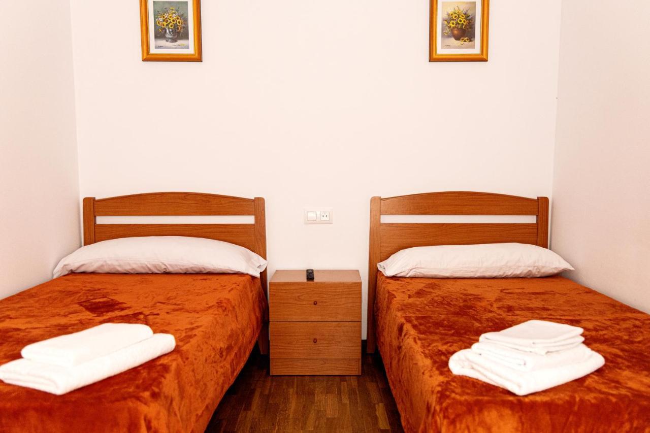 Yani'S Hospedaje Pension 1 Estrella Arriondas Ngoại thất bức ảnh